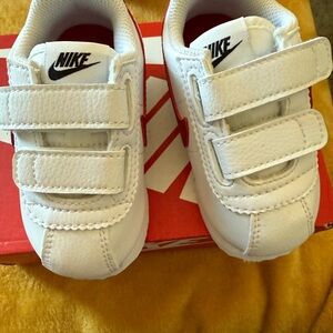 Nike Cortez Basic SL in White and Red